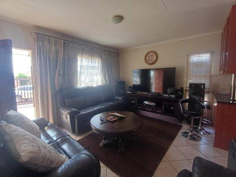 2 Bedroom Property for Sale in Kirkney Gauteng
