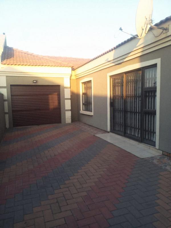 3 Bedroom Property for Sale in Roodekop Gauteng