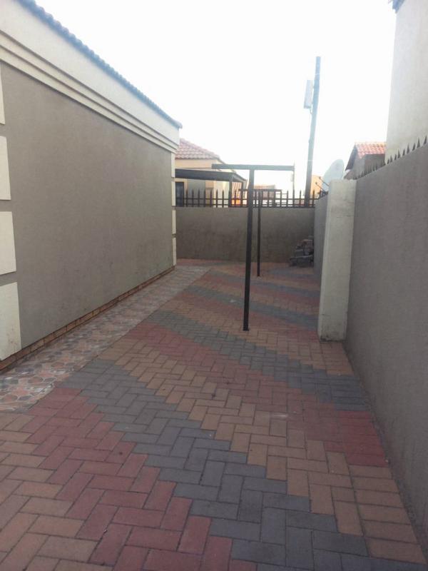3 Bedroom Property for Sale in Roodekop Gauteng