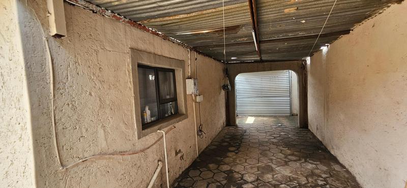 5 Bedroom Property for Sale in Atteridgeville Gauteng