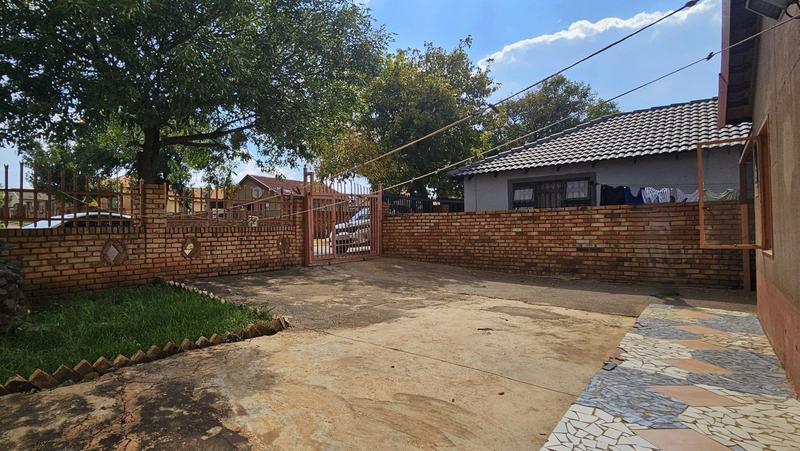 2 Bedroom Property for Sale in Lotus Gardens Gauteng