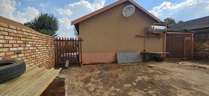 2 Bedroom Property for Sale in Lotus Gardens Gauteng