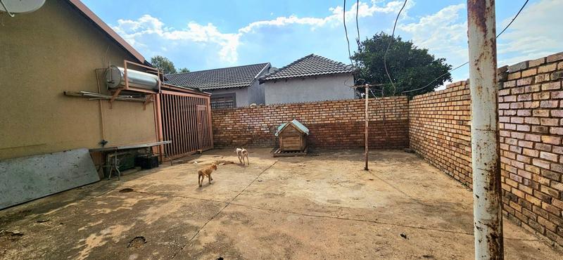 2 Bedroom Property for Sale in Lotus Gardens Gauteng