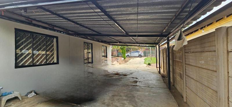 2 Bedroom Property for Sale in Lotus Gardens Gauteng