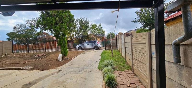 2 Bedroom Property for Sale in Lotus Gardens Gauteng