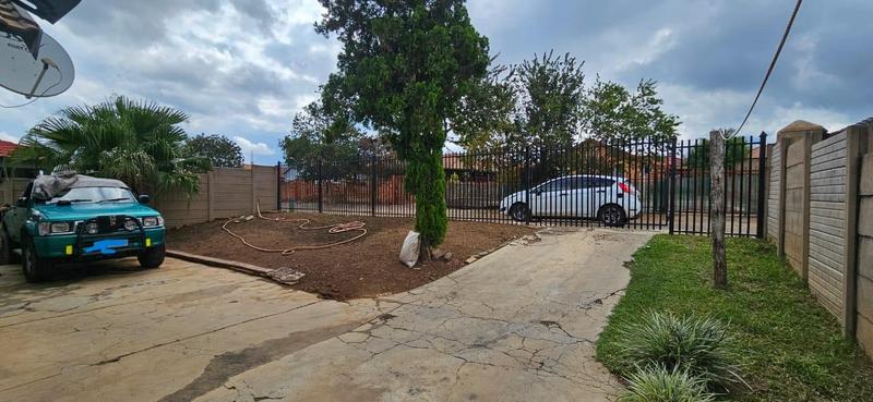 2 Bedroom Property for Sale in Lotus Gardens Gauteng
