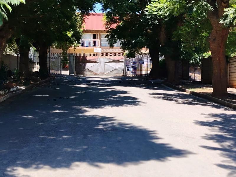 2 Bedroom Property for Sale in Luipaardsvlei Gauteng