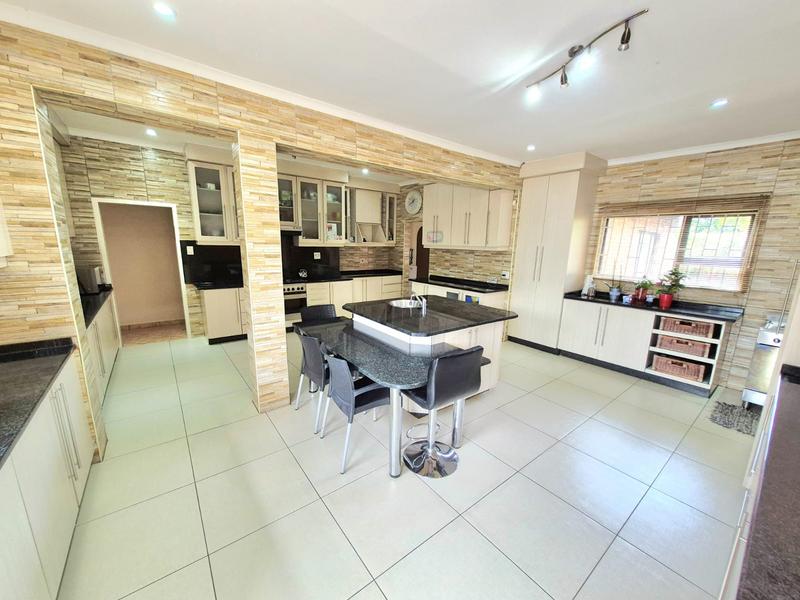 7 Bedroom Property for Sale in Heuweloord Gauteng