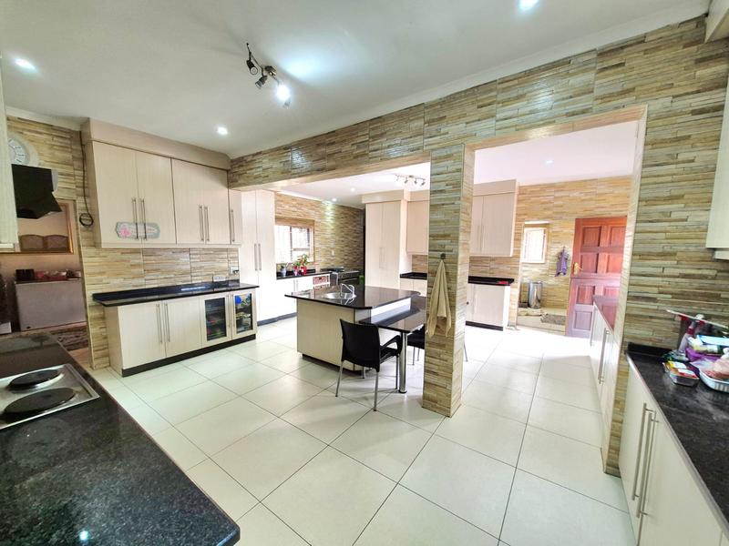 7 Bedroom Property for Sale in Heuweloord Gauteng