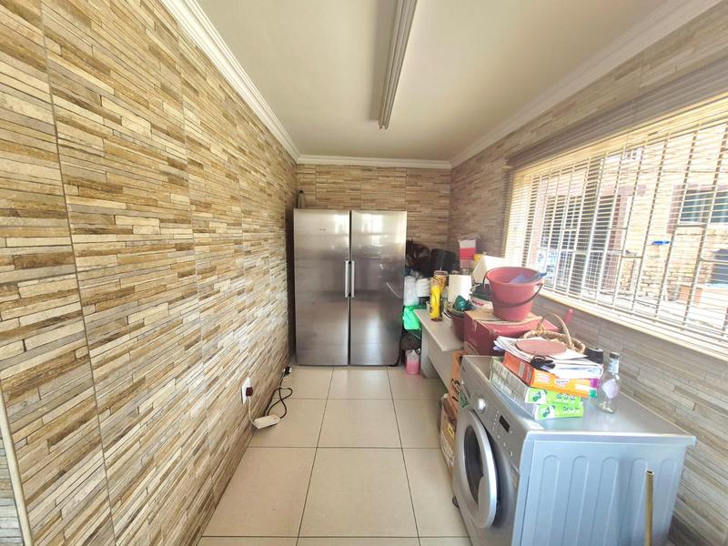7 Bedroom Property for Sale in Heuweloord Gauteng