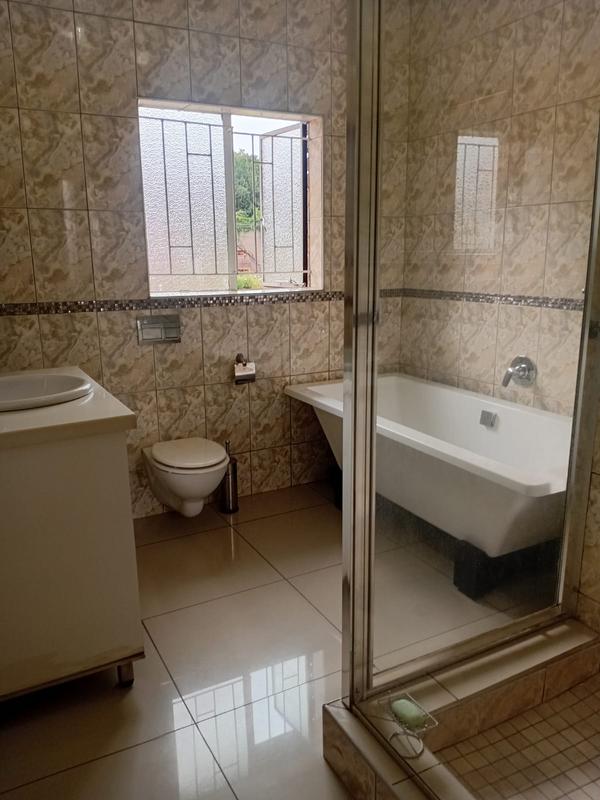 7 Bedroom Property for Sale in Heuweloord Gauteng