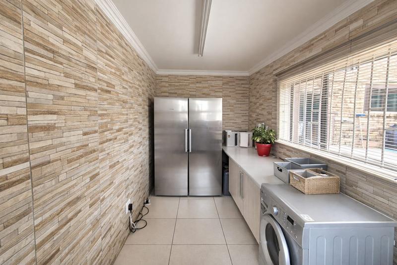7 Bedroom Property for Sale in Heuweloord Gauteng