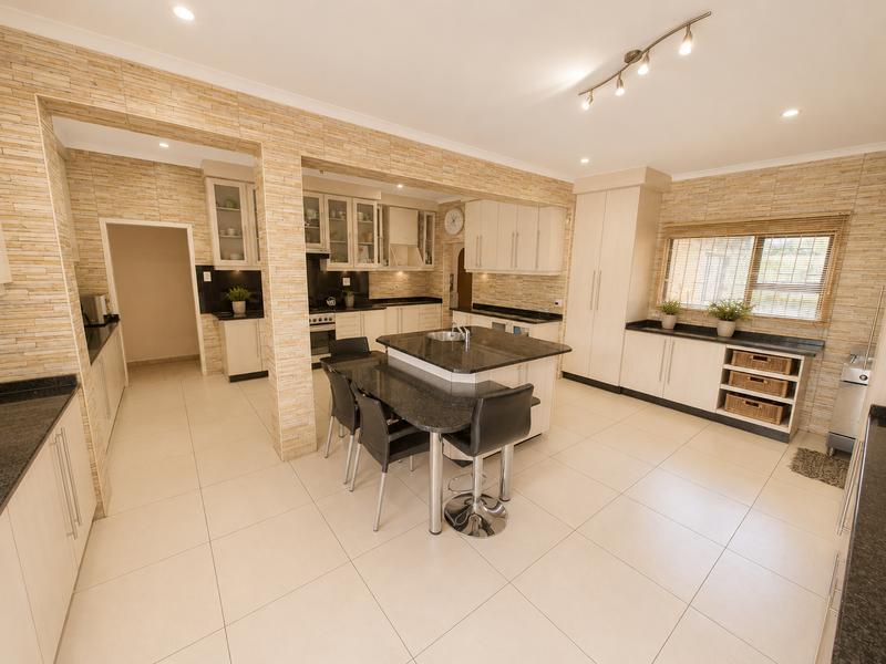 7 Bedroom Property for Sale in Heuweloord Gauteng