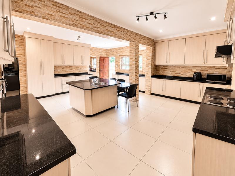 7 Bedroom Property for Sale in Heuweloord Gauteng