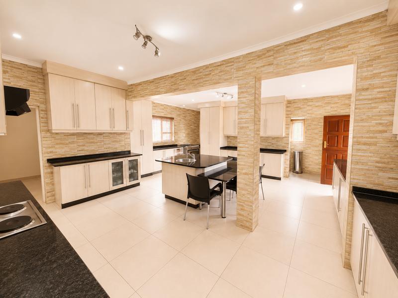 7 Bedroom Property for Sale in Heuweloord Gauteng