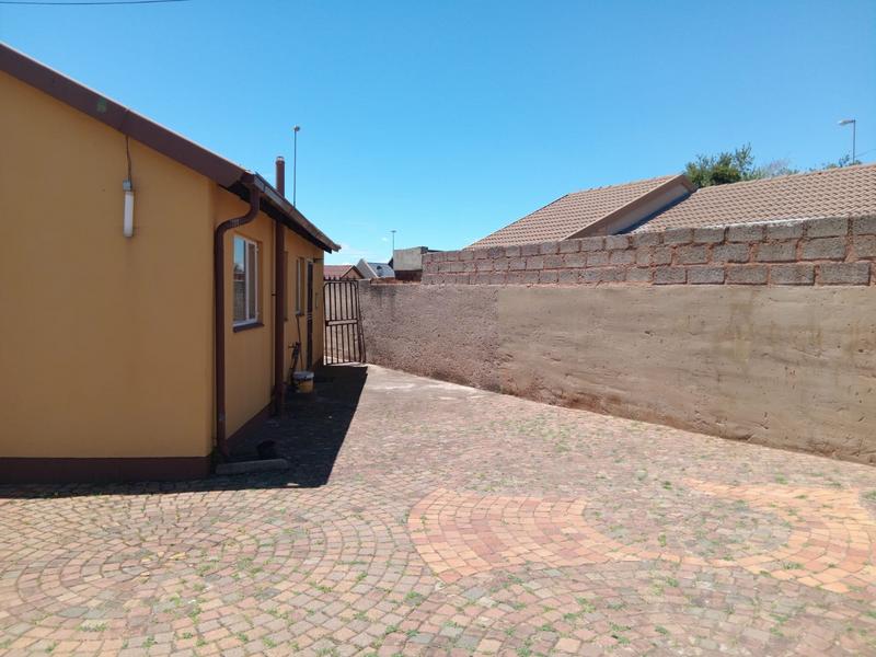 6 Bedroom Property for Sale in Marimba Gardens Gauteng