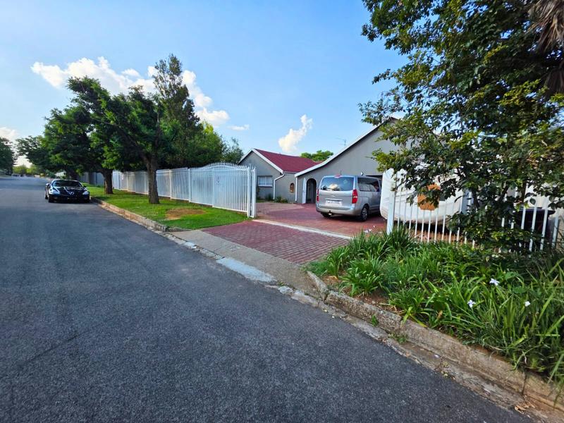 5 Bedroom Property for Sale in Aston Manor Gauteng