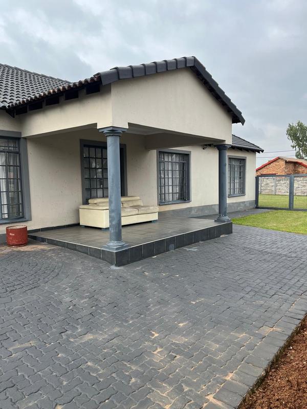 3 Bedroom Property for Sale in Clayville Gauteng