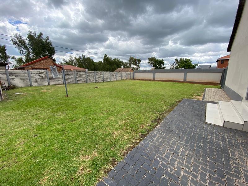 3 Bedroom Property for Sale in Clayville Gauteng