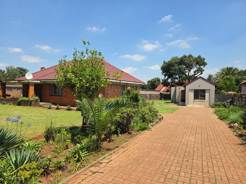 5 Bedroom Property for Sale in Clayville East Gauteng