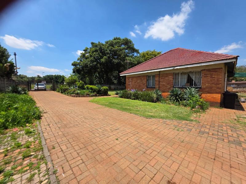 5 Bedroom Property for Sale in Clayville East Gauteng