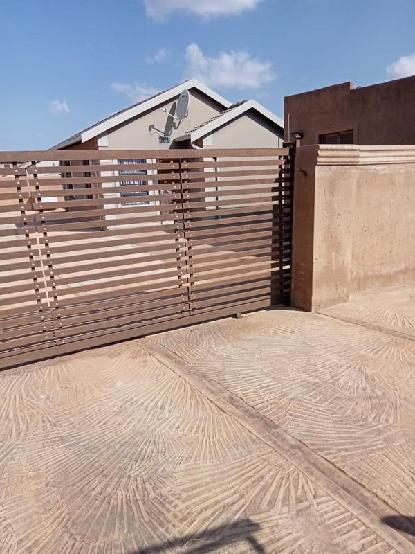 2 Bedroom Property for Sale in Toekomsrus Gauteng