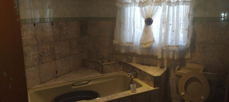 5 Bedroom Property for Sale in Etwatwa Gauteng