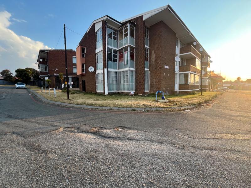 To Let 2 Bedroom Property for Rent in Florida Lake Gauteng