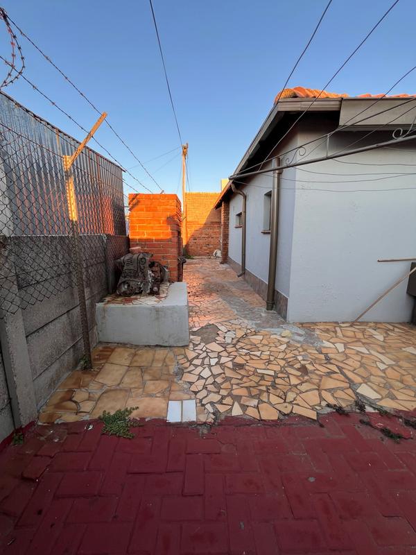 5 Bedroom Property for Sale in Atteridgeville Gauteng