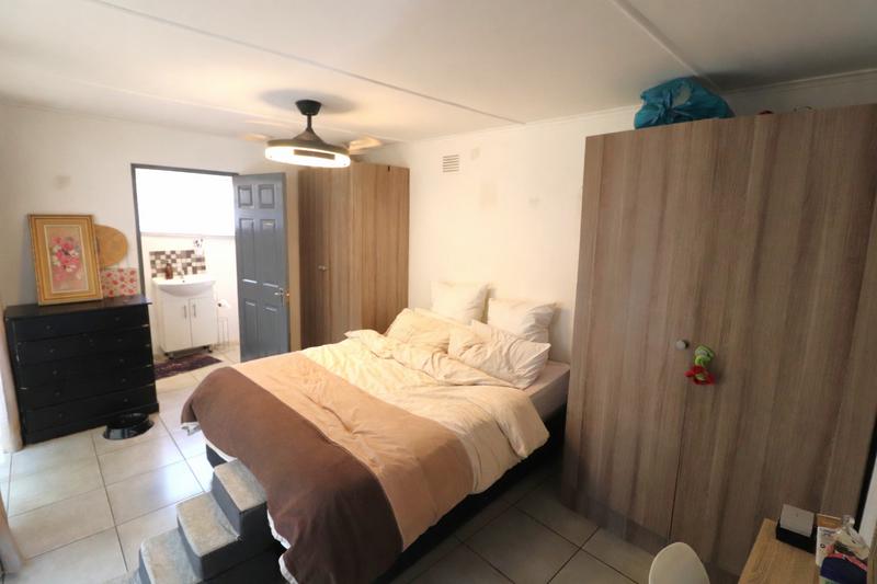 1 Bedroom Property for Sale in Fontainebleau Gauteng