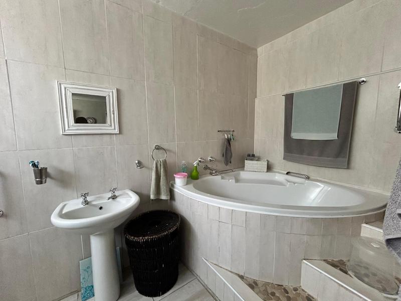 5 Bedroom Property for Sale in Selcourt Gauteng