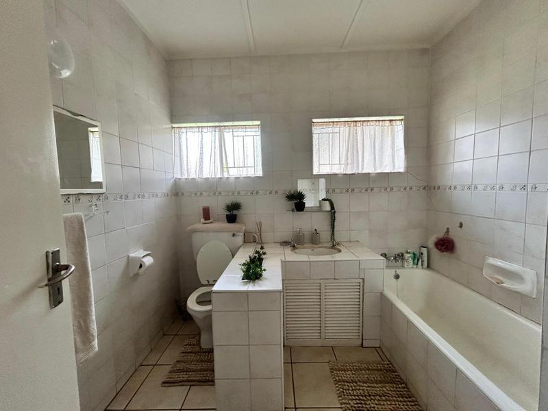 5 Bedroom Property for Sale in Selcourt Gauteng
