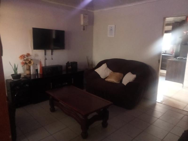 5 Bedroom Property for Sale in Zonkezizwe Gauteng