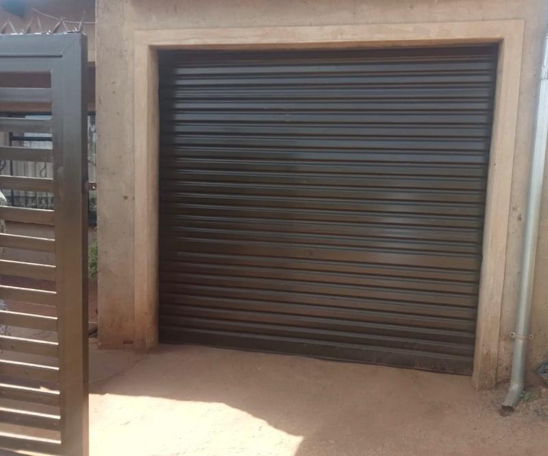 5 Bedroom Property for Sale in Zonkezizwe Gauteng