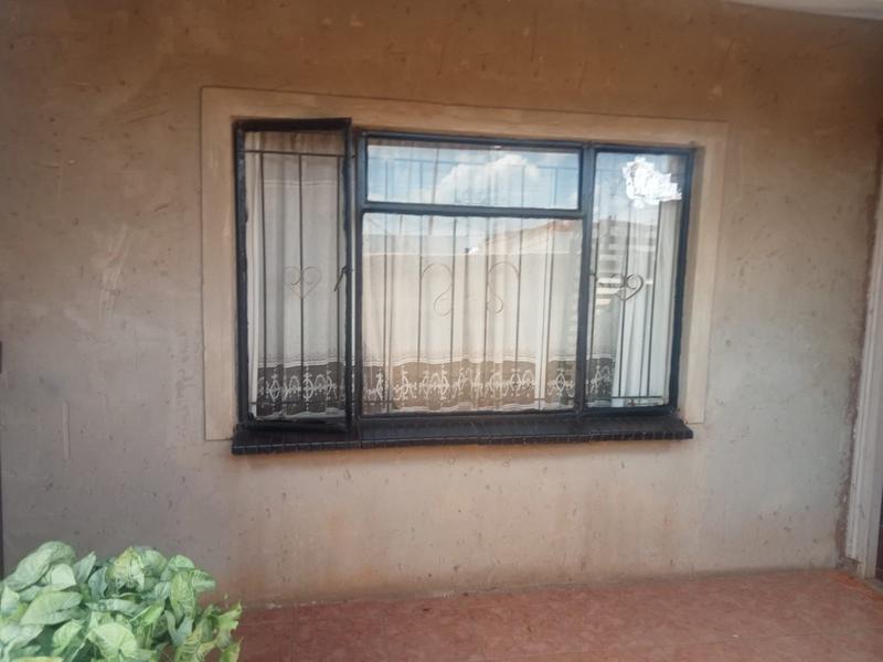 5 Bedroom Property for Sale in Zonkezizwe Gauteng