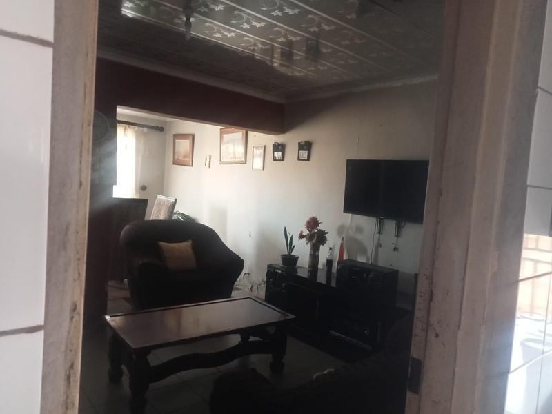 5 Bedroom Property for Sale in Zonkezizwe Gauteng