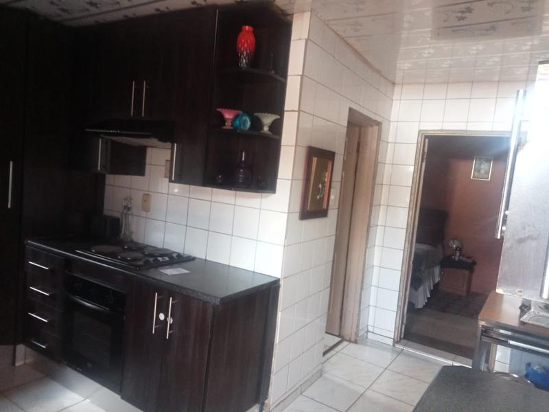 5 Bedroom Property for Sale in Zonkezizwe Gauteng