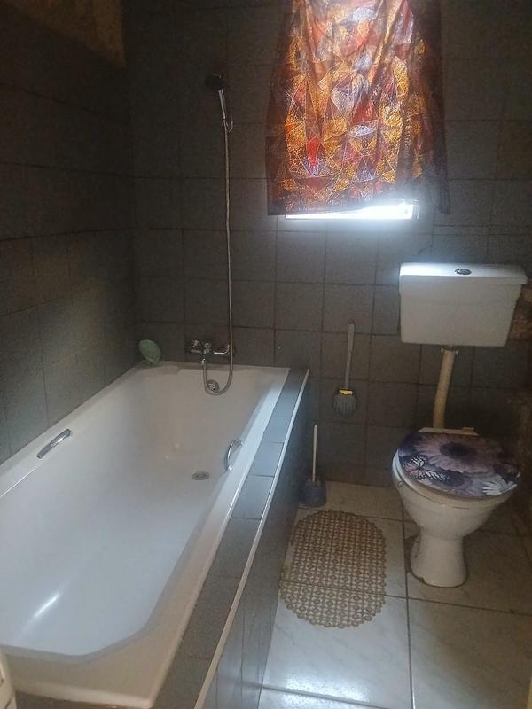 5 Bedroom Property for Sale in Zonkezizwe Gauteng