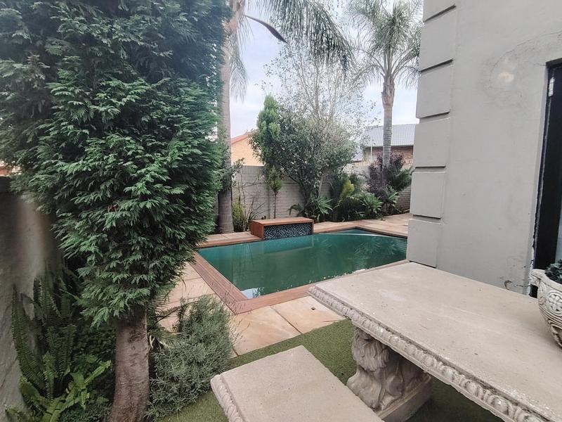 5 Bedroom Property for Sale in Amberfield Heights Gauteng