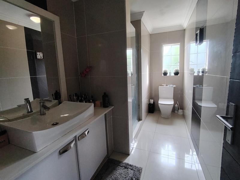 5 Bedroom Property for Sale in Amberfield Heights Gauteng