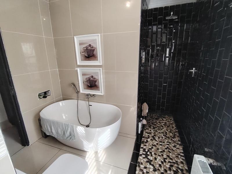 5 Bedroom Property for Sale in Amberfield Heights Gauteng