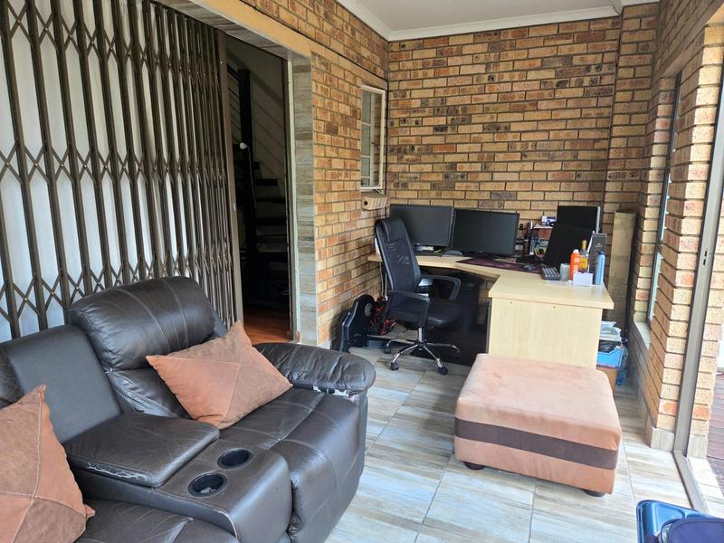2 Bedroom Property for Sale in Rooihuiskraal North Gauteng