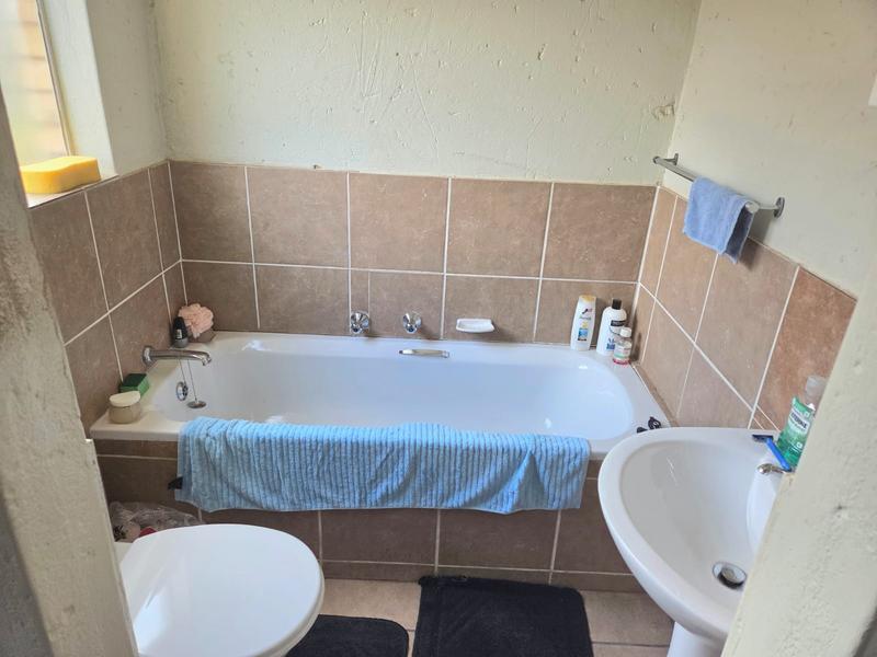 2 Bedroom Property for Sale in Rooihuiskraal North Gauteng