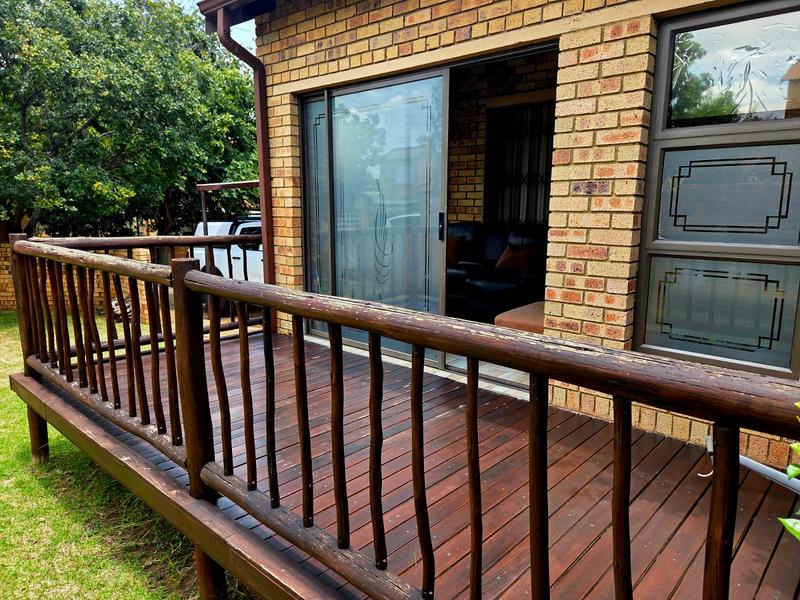 2 Bedroom Property for Sale in Rooihuiskraal North Gauteng
