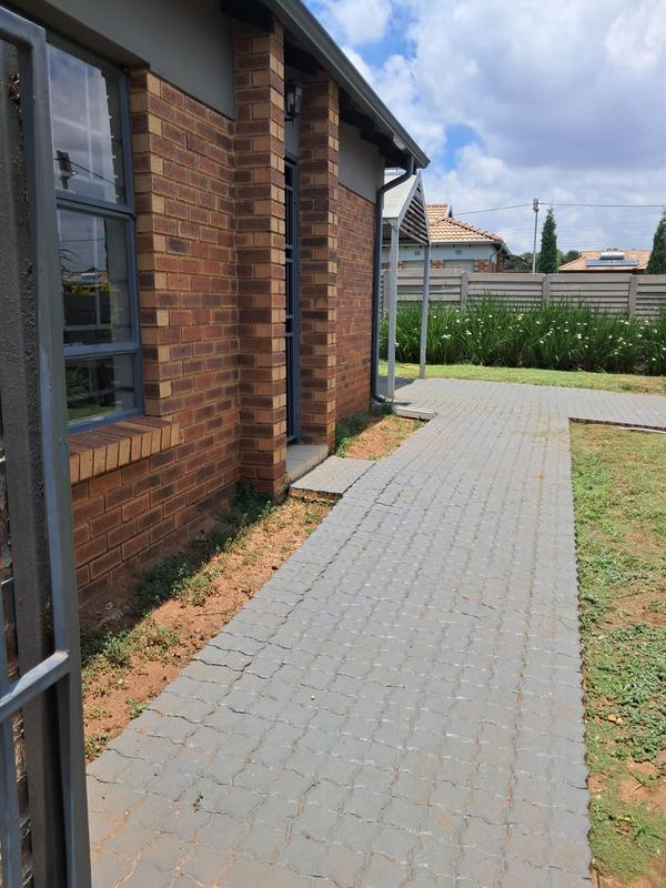 3 Bedroom Property for Sale in Clayville Gauteng