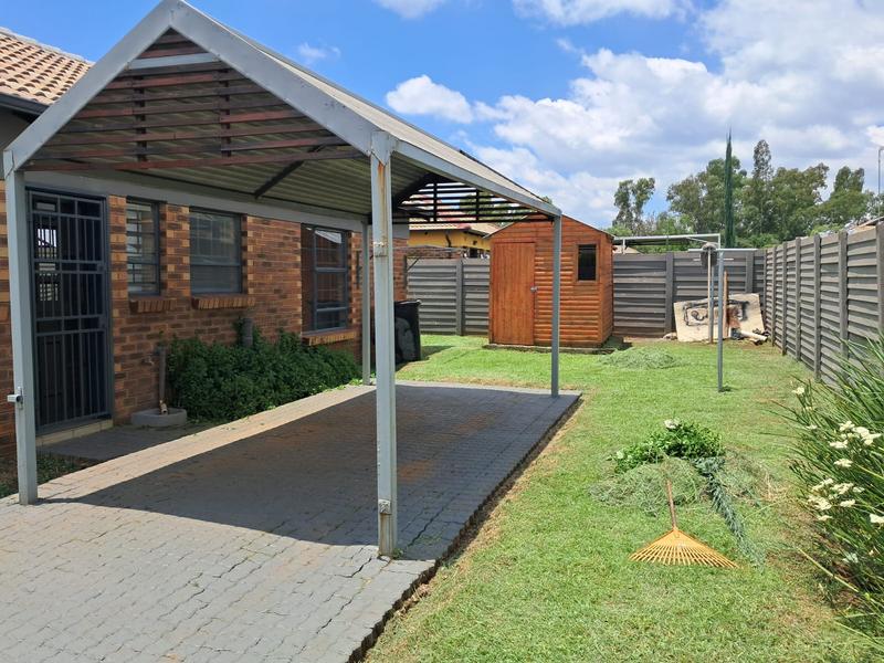 3 Bedroom Property for Sale in Clayville Gauteng