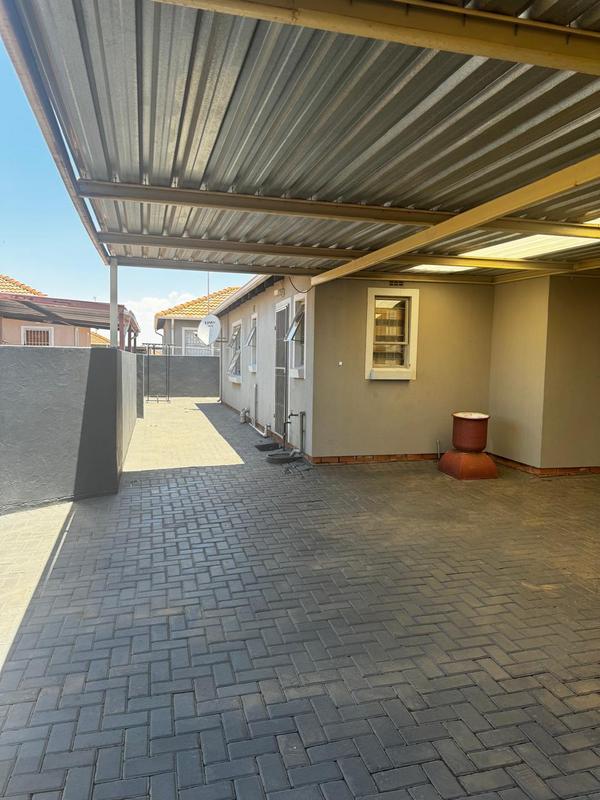 4 Bedroom Property for Sale in Lotus Gardens Gauteng
