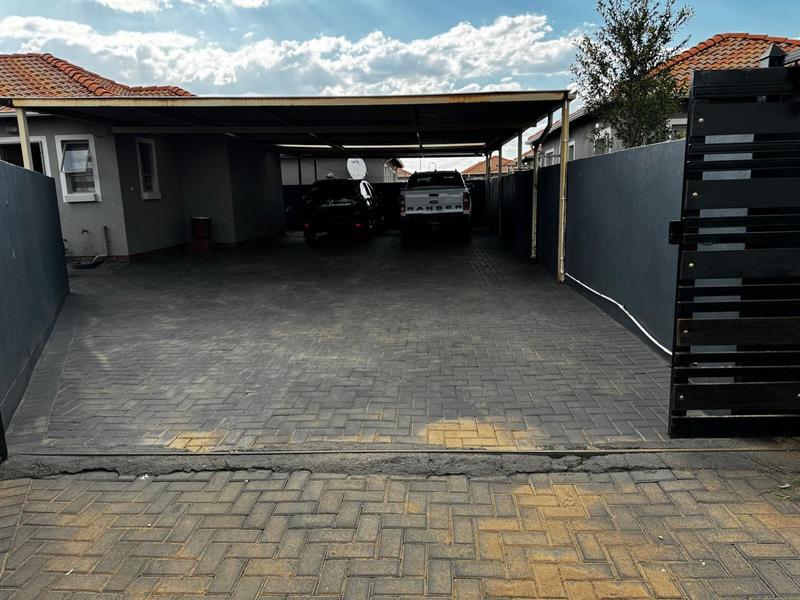 4 Bedroom Property for Sale in Lotus Gardens Gauteng