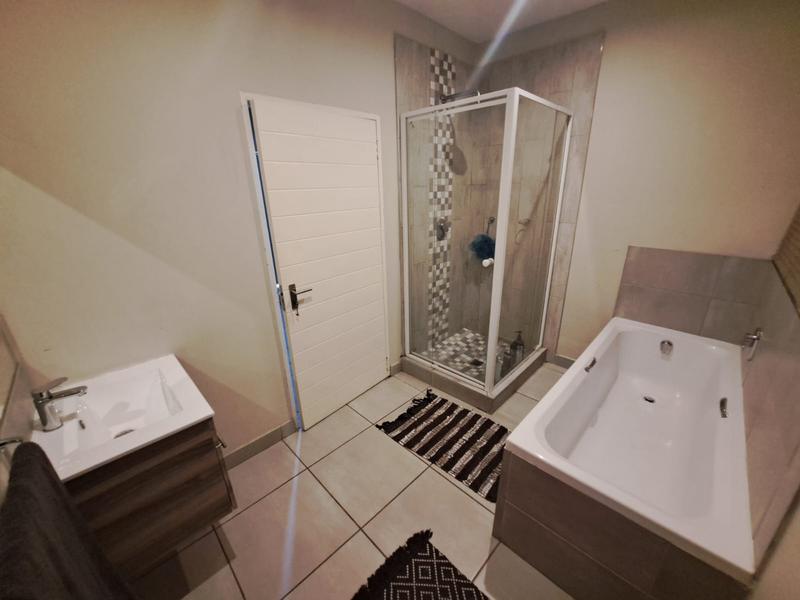 2 Bedroom Property for Sale in Die Hoewes Gauteng