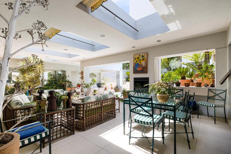 5 Bedroom Property for Sale in Benmore Gardens Gauteng